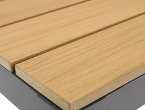 Tabelul    blatul mesei este acoperit cu lemn comp